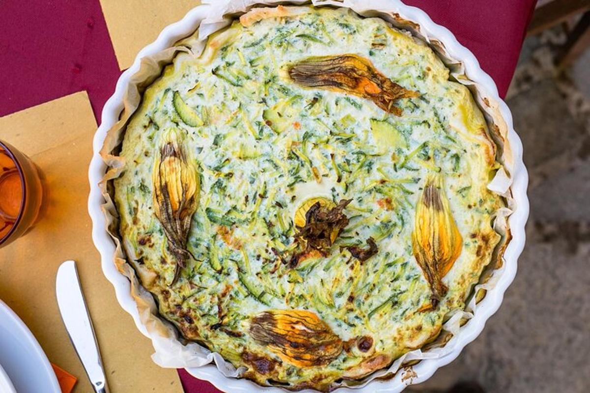 uma torta em cima de uma mesa