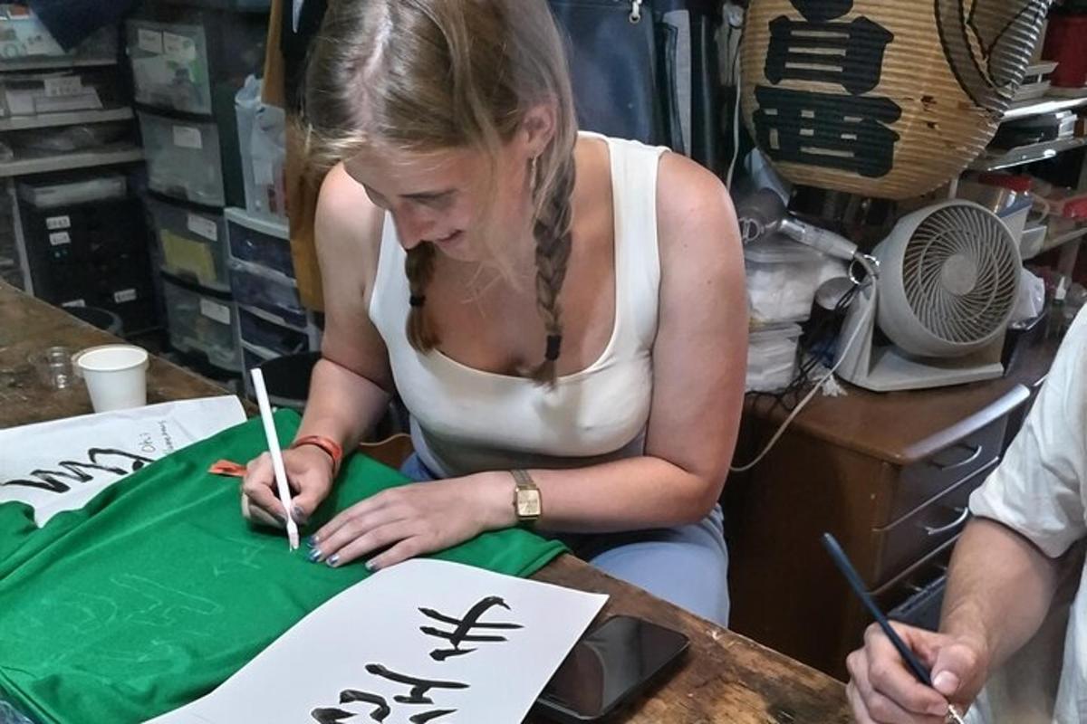 μια γυναίκα που κάθεται σε ένα τραπέζι κόβοντας μια τούρτα