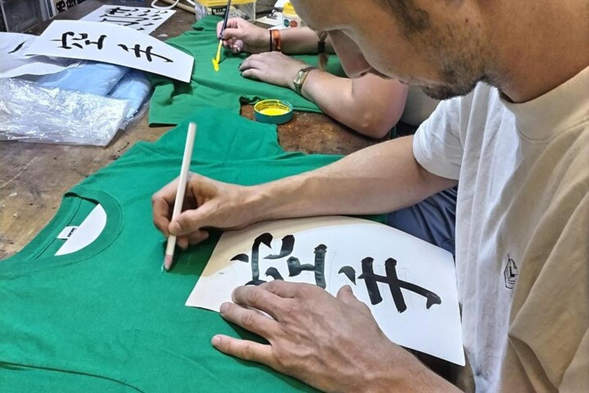 Ένας άντρας κόβει ένα κομμάτι χαρτί με γραμμένο πάνω του