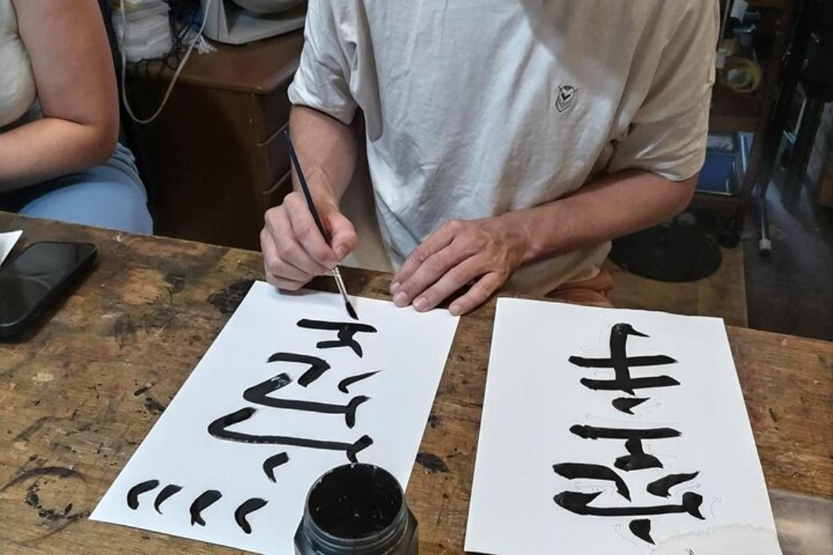 seorang lelaki menandatangani tanda dengan graf di atas meja