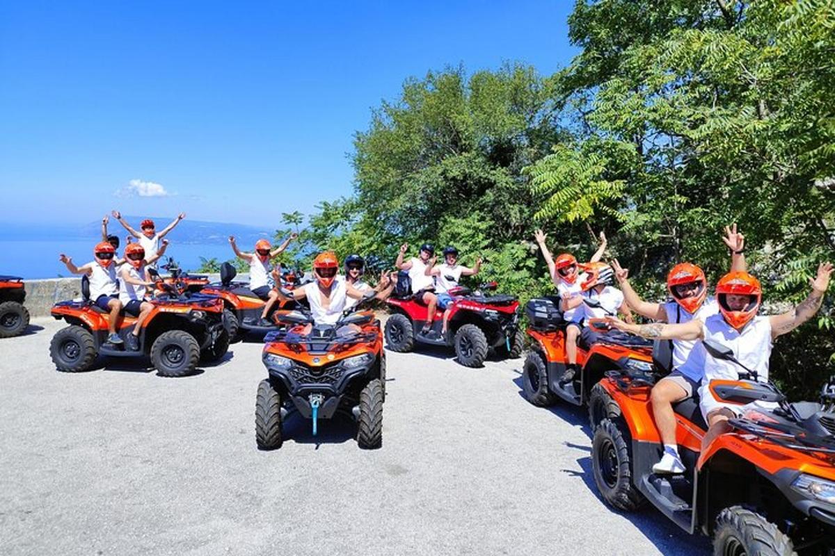 un grup de persones conduint quads per una carretera