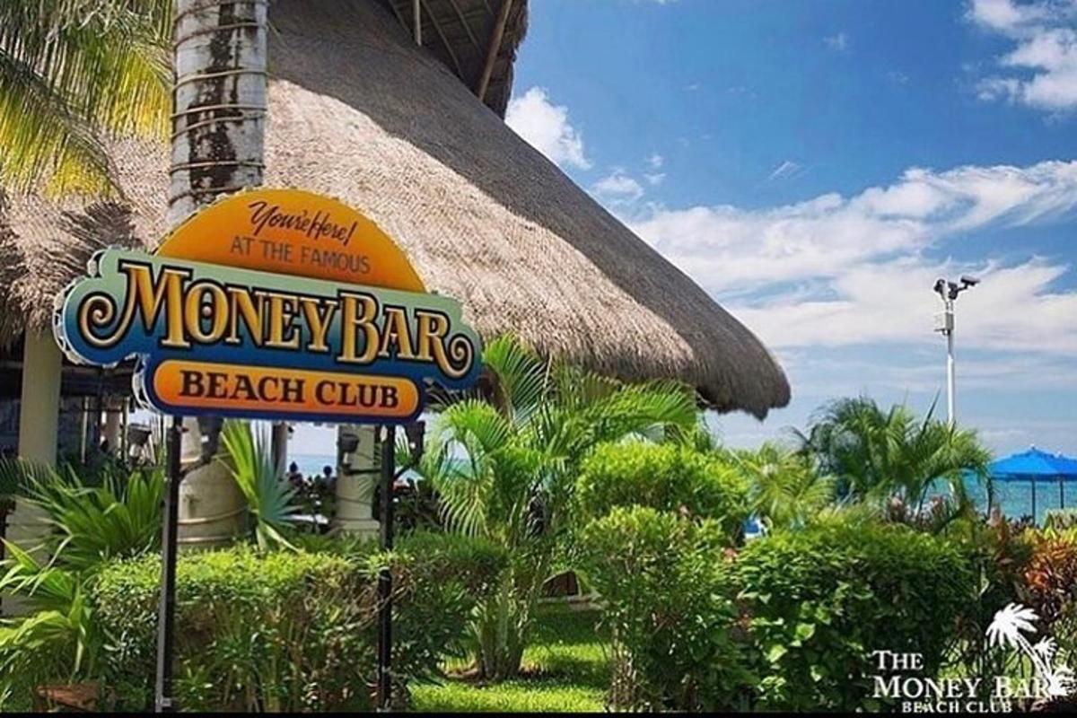 un cartello per un bar terapeutico in un beach club