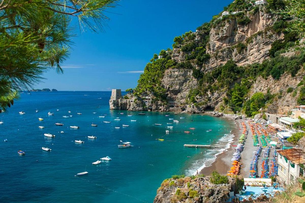 pogled na plažo s čolni v vodi