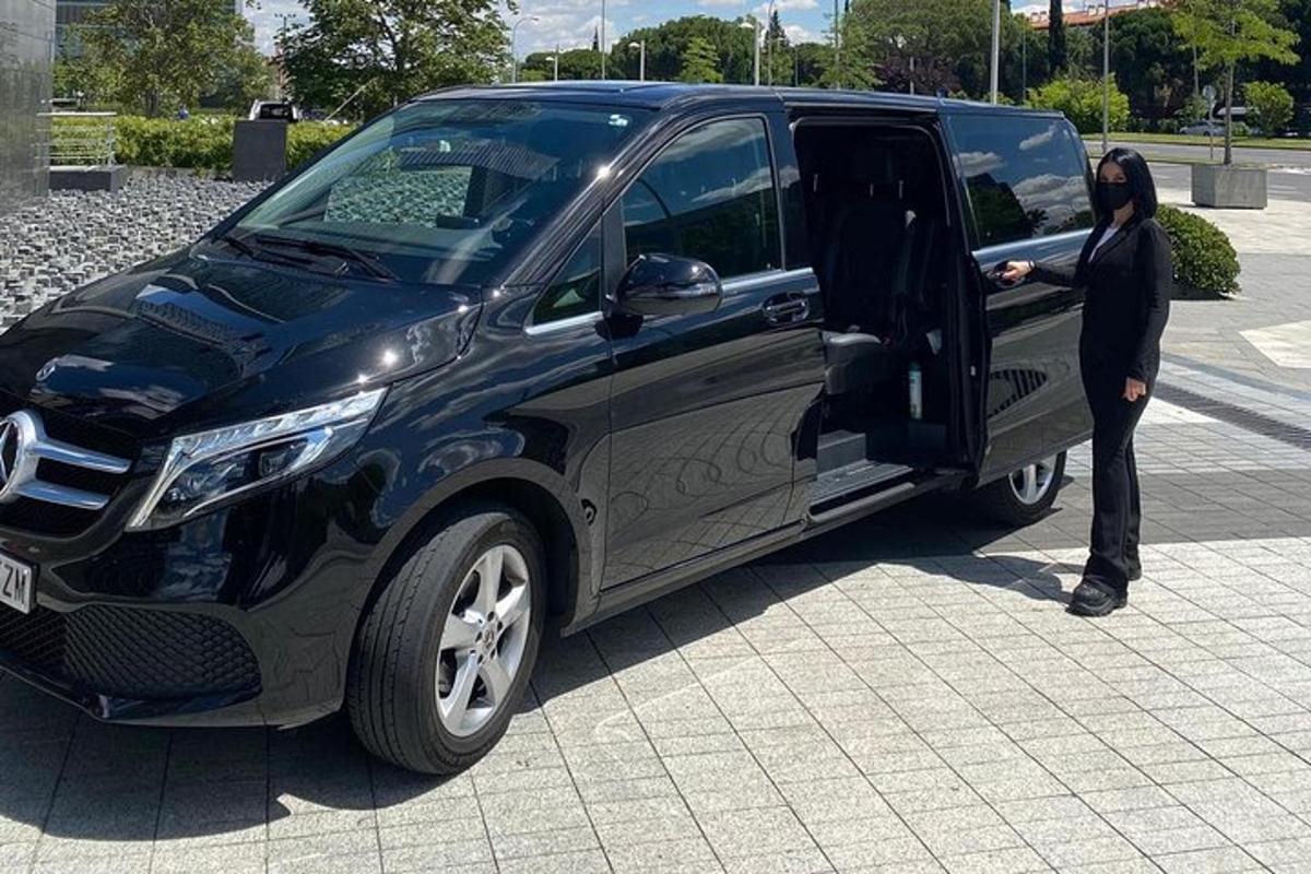 eine Frau steigt in einen schwarzen Lastwagen