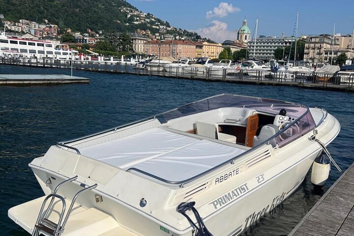 en hvit båt som lå til kai ved en brygge i vannet