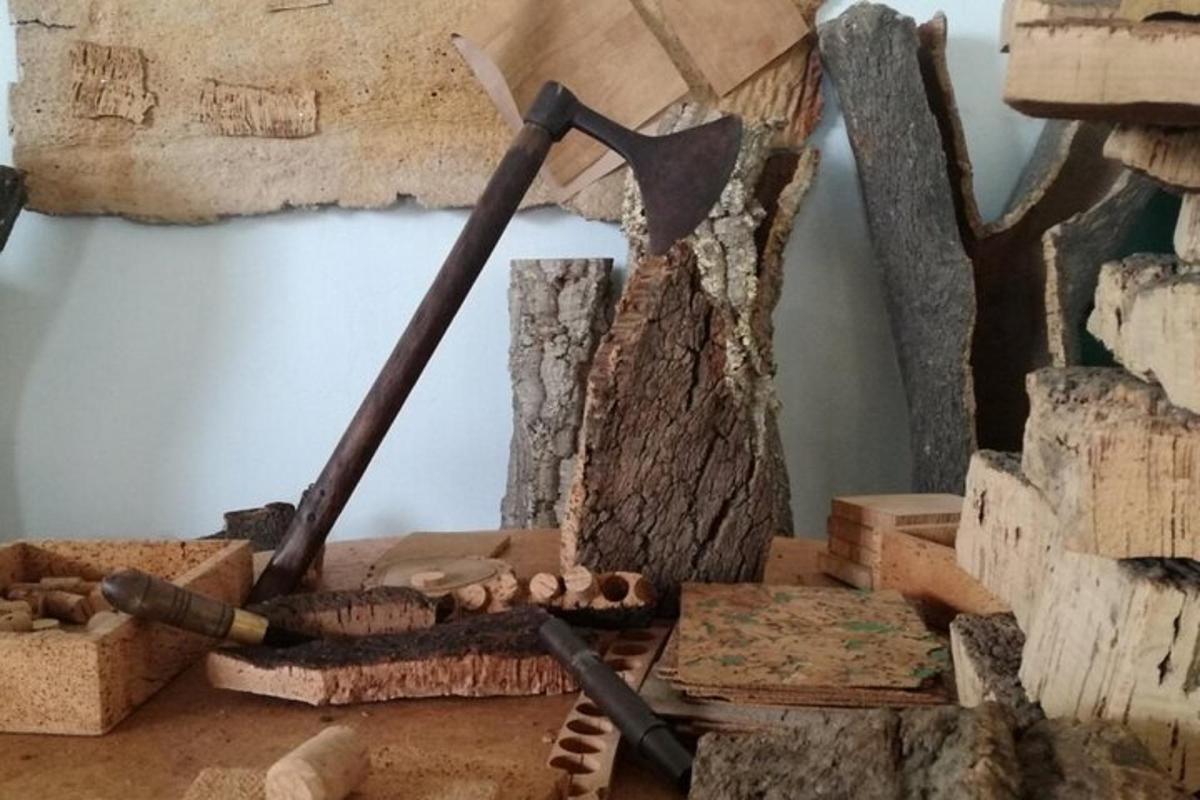 un topor mare așezat deasupra unei grămezi de lemne