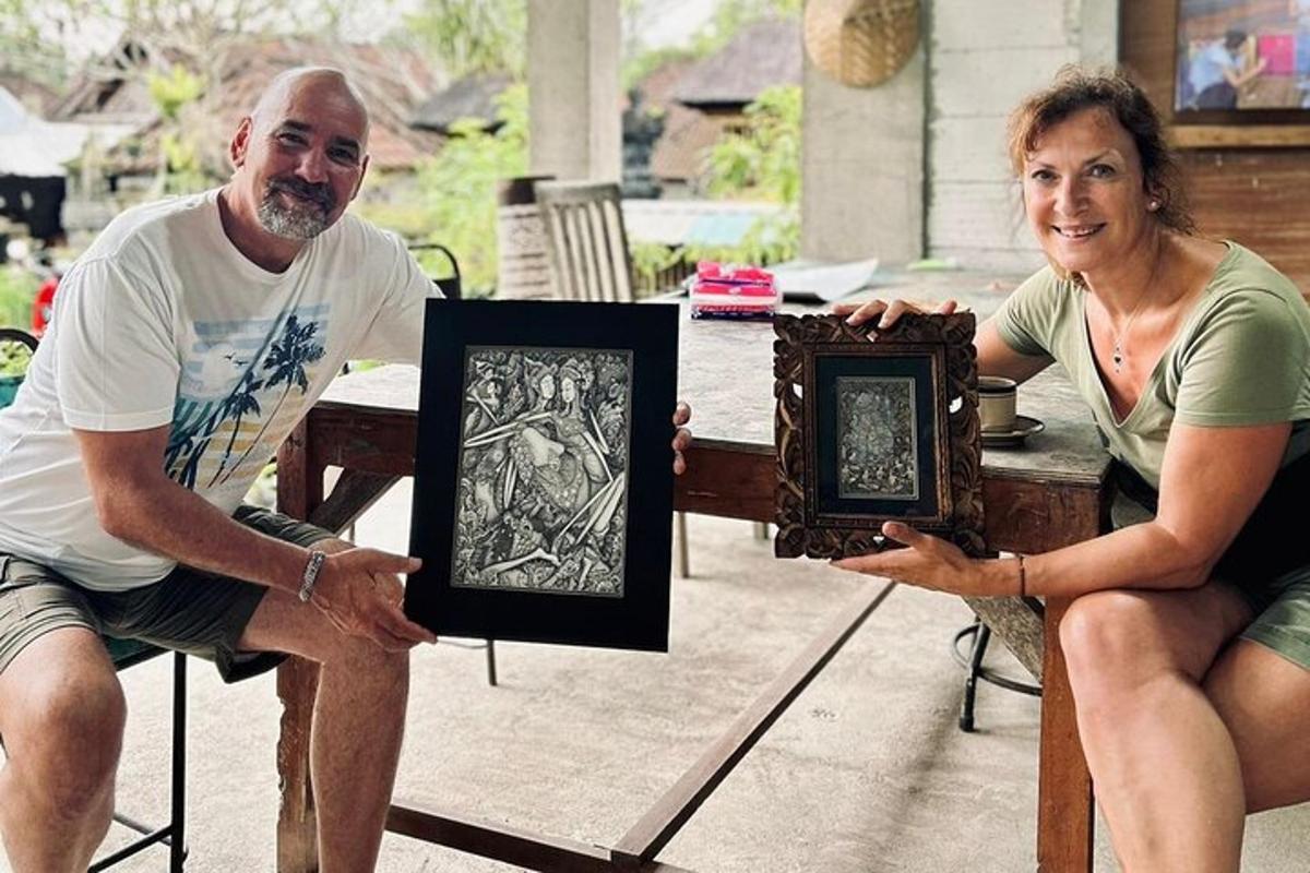 un uomo e una donna che tengono in mano delle foto incorniciate