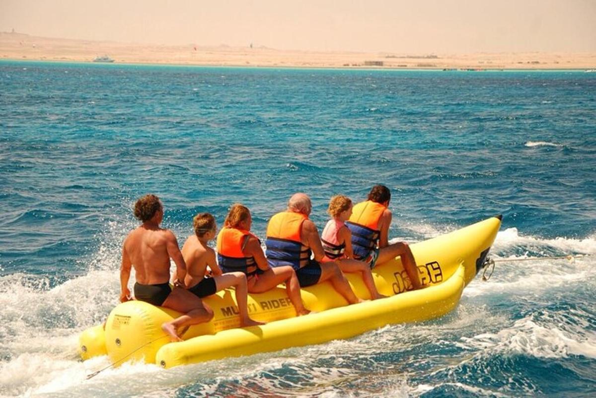 eine Gruppe von Menschen, die auf einem gelben Floß im Wasser reiten