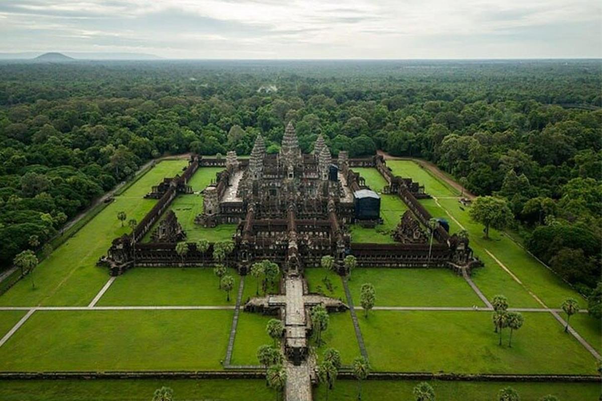 pemandangan udara sebuah bangunan di taman