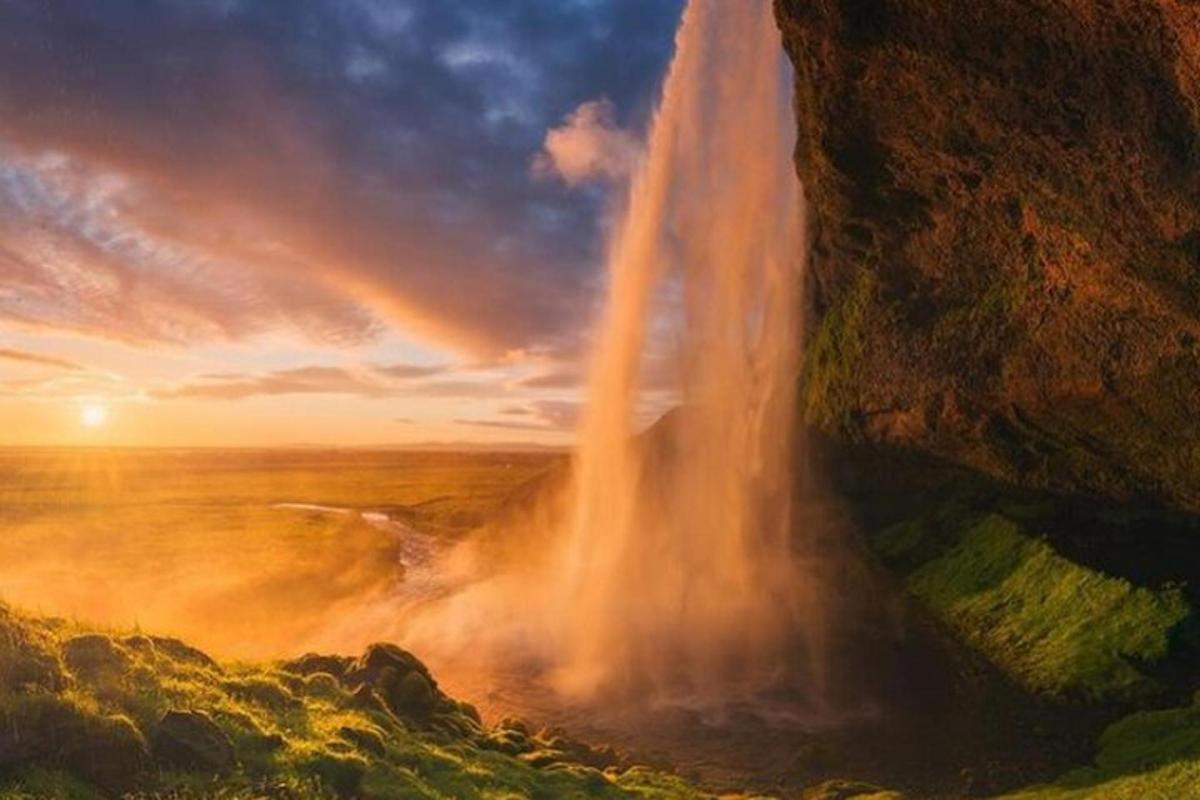 lukisan air terjun di sisi gunung