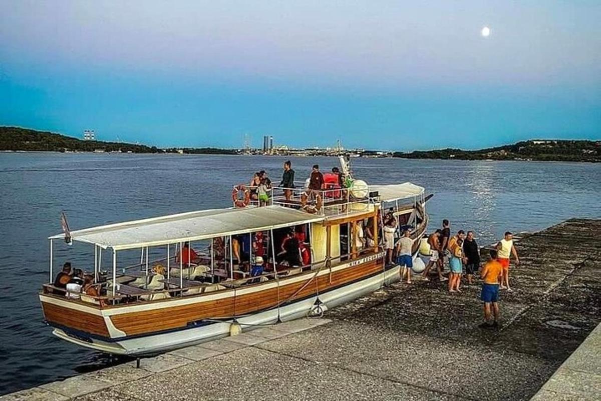 skupina lidí na lodi v molu