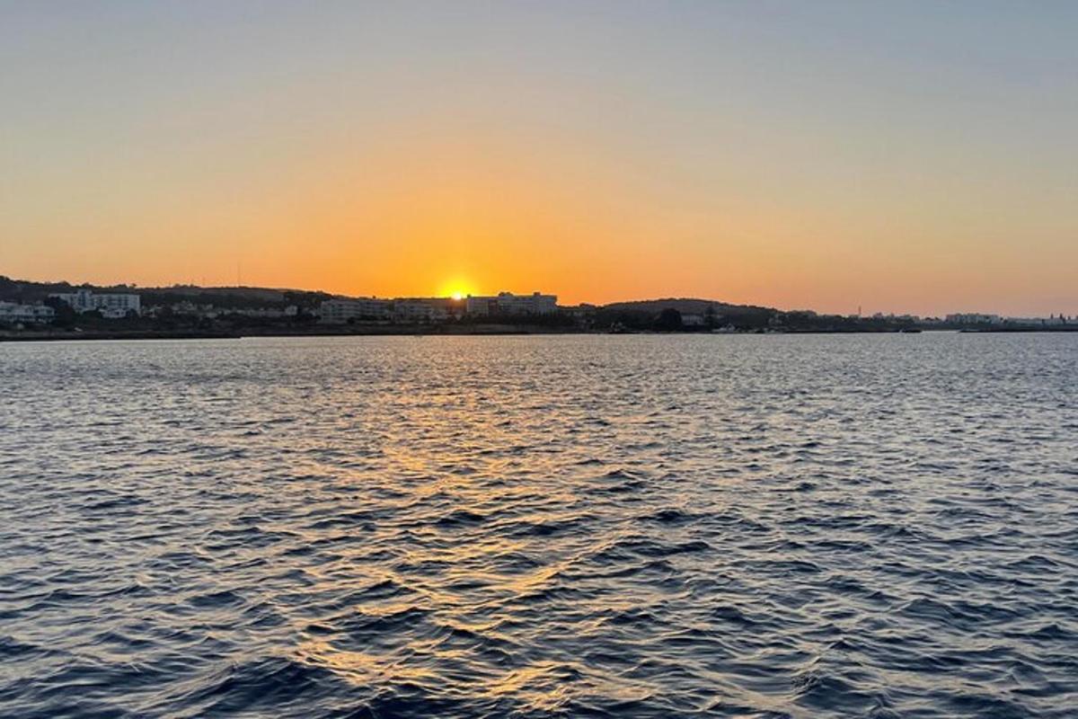 un tramonto su un grande specchio d'acqua