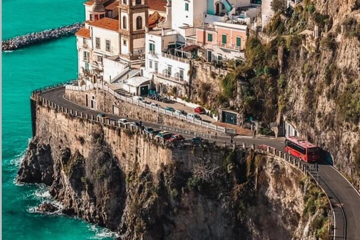un tren en un pont en una muntanya al costat de l'oceà