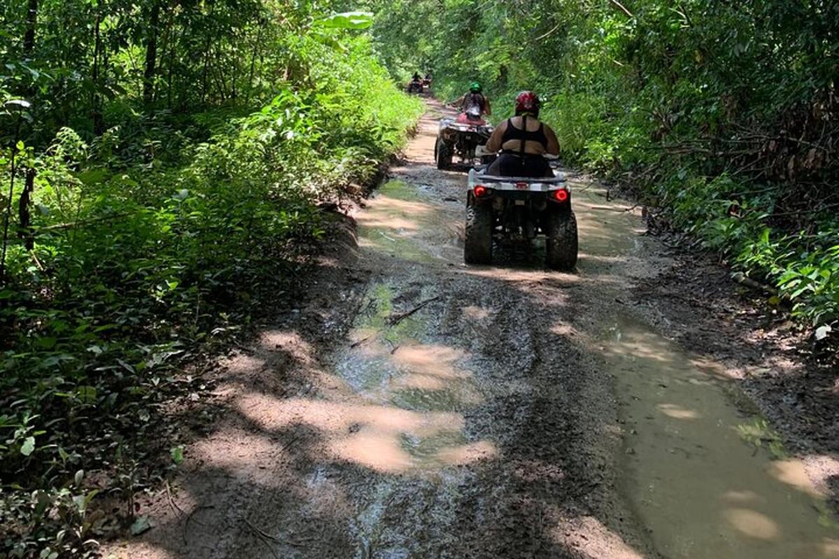 deux personnes à moto sur un chemin de terre