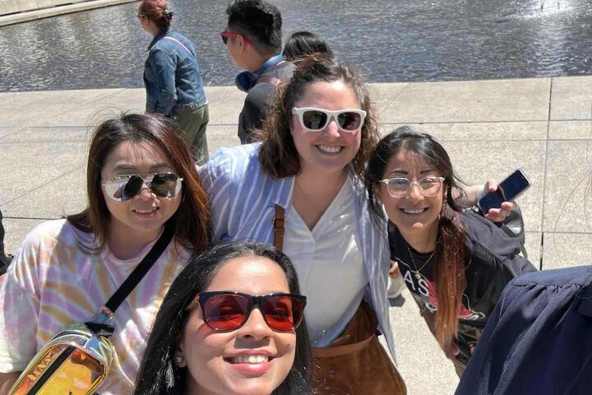un grup de femei purtând ochelari de soare care pozează pentru o fotografie