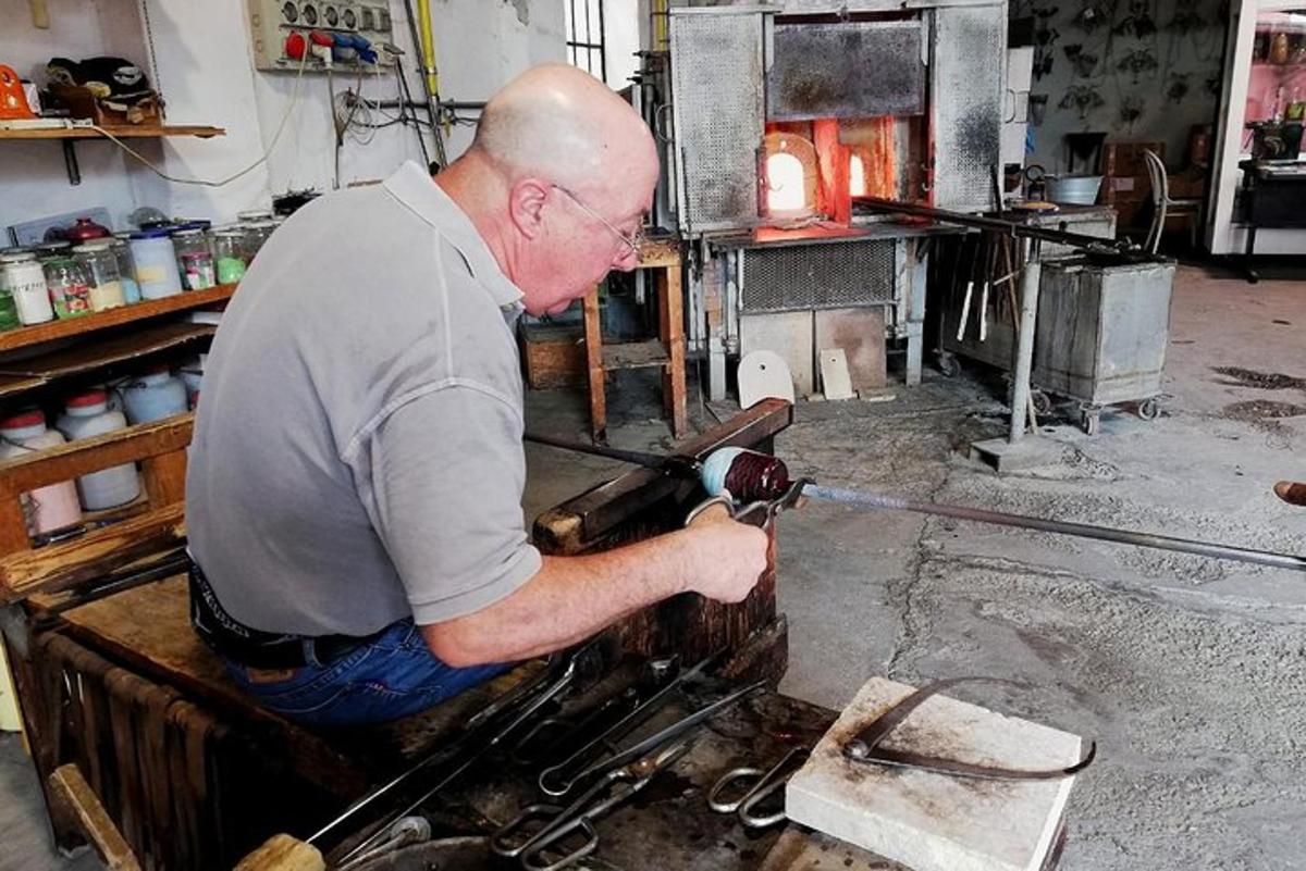 muž pracuje na kusu dřeva