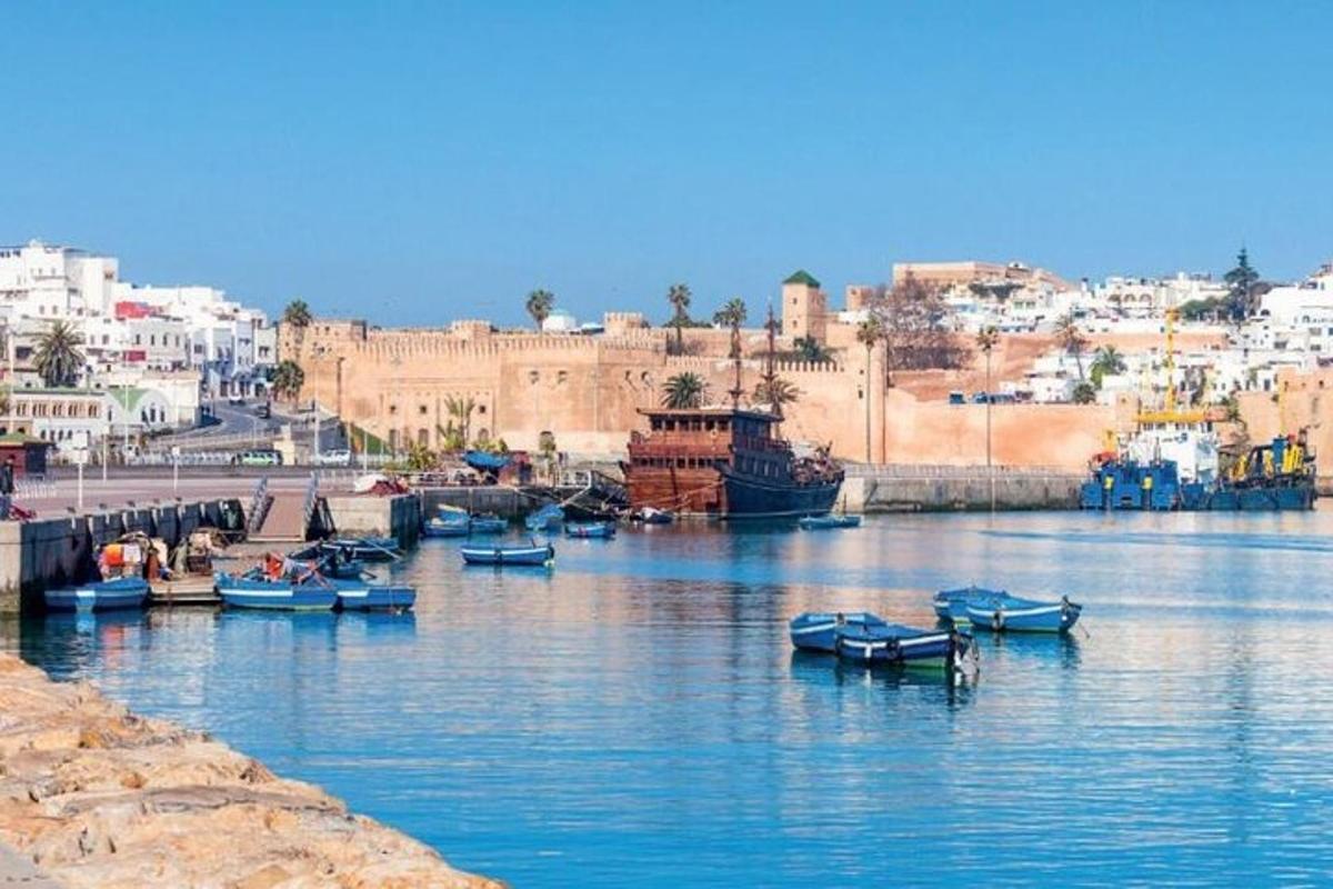 un grup de vaixells a l'aigua al costat d'una ciutat