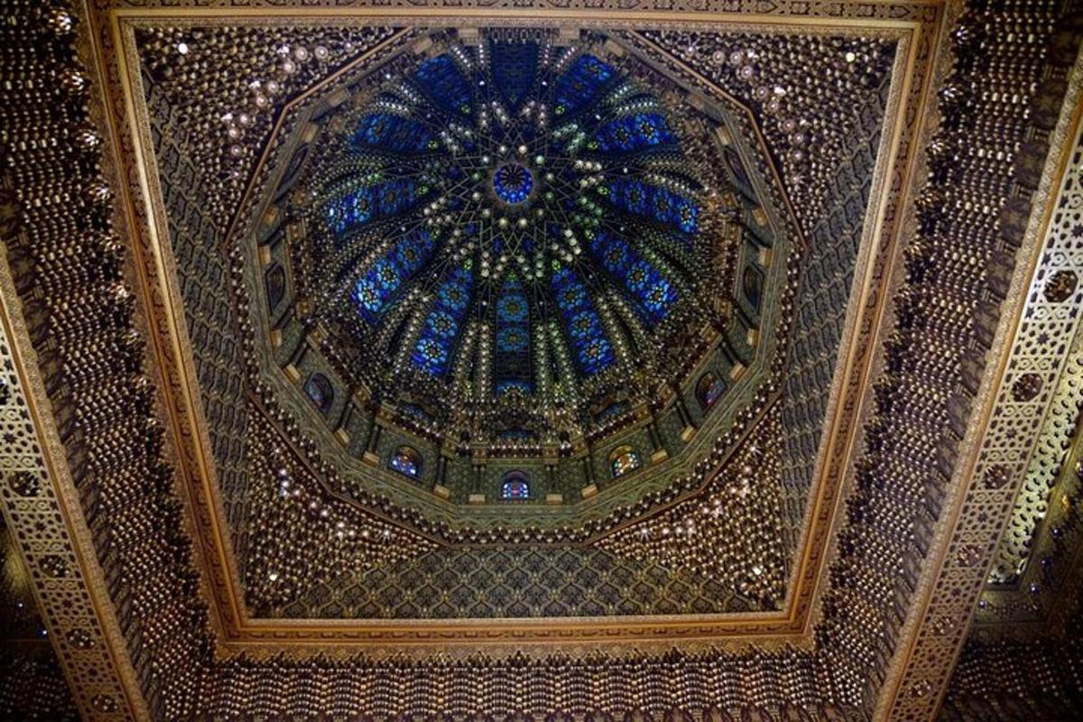 sostre d'un edifici amb una cúpula de vidre blau