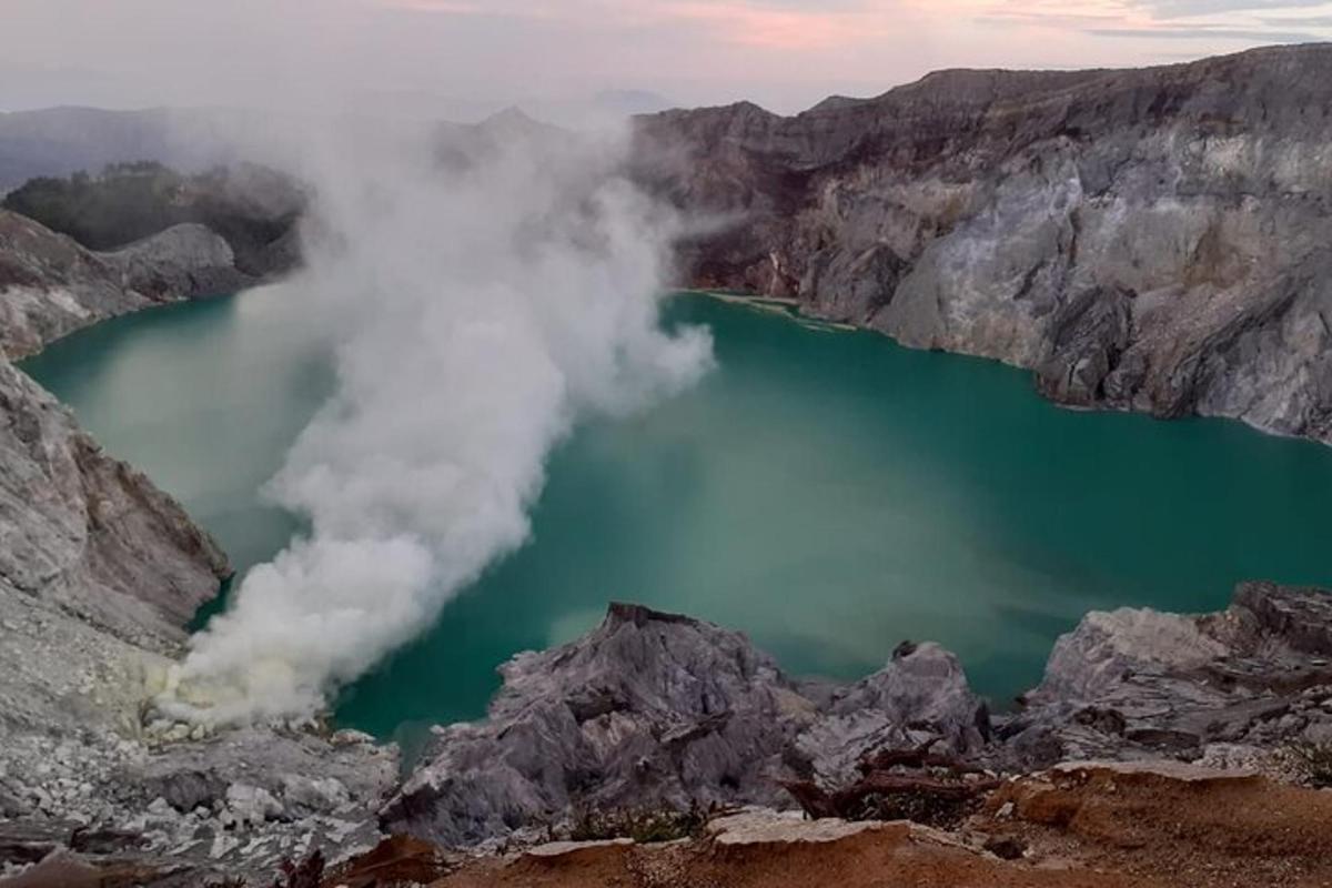 Letecký pohled na erupci gejzíru