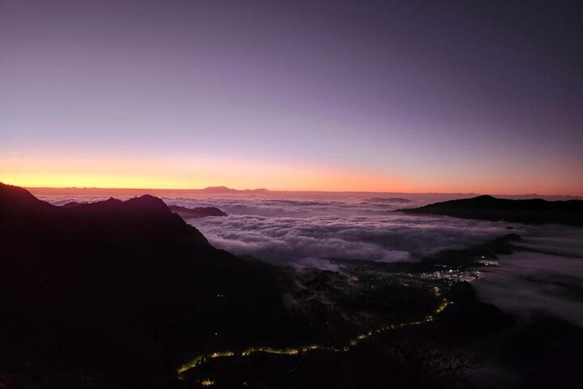 Una vista del atardecer desde la cima de una montaña