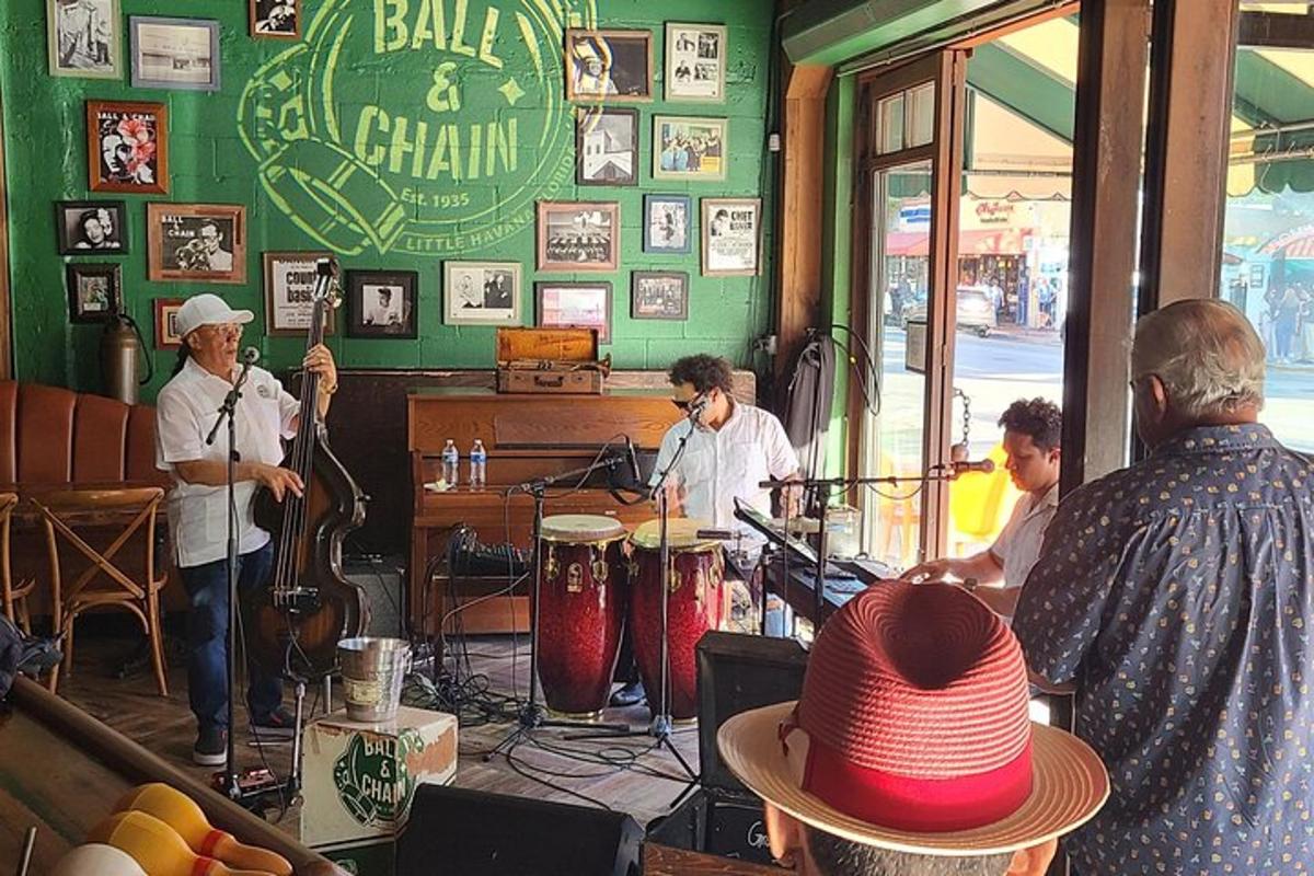 un grup de oameni care cântă muzică într-un restaurant