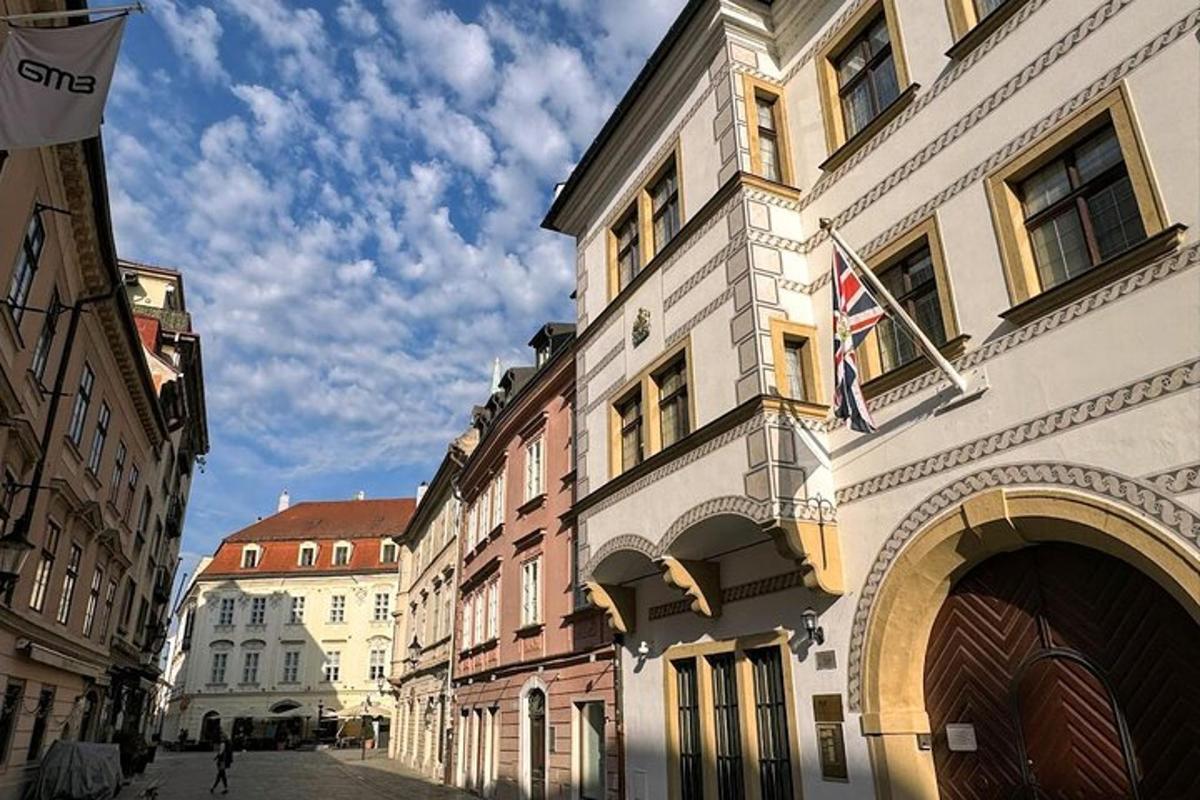 budova s vlajkami na straně ulice