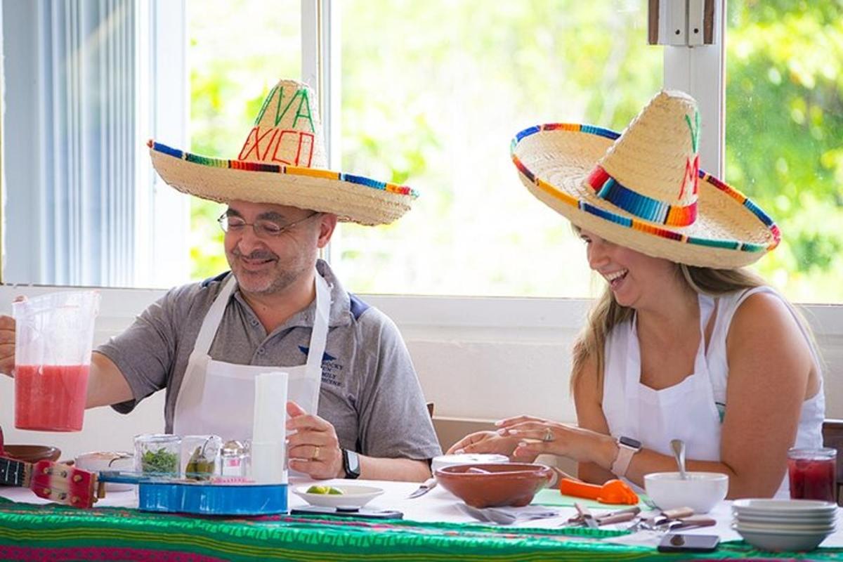 moški in ženska s sombrero klobuki sedita za mizo