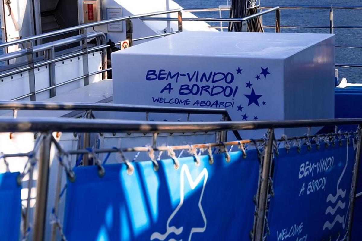 Un cartel en un barco que dice "Ben Windo a bordo, bienvenido asociado".