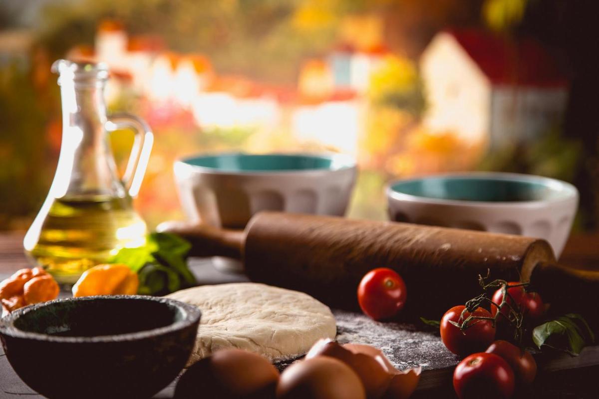 un tavolo con una bottiglia di olio e del cibo