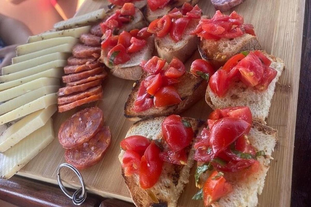 en tallerken med mat med smørbrød og andre snacks
