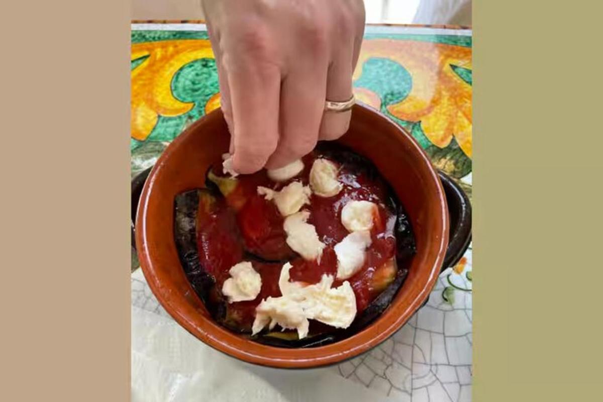 una mà s'endinsa en un bol de menjar