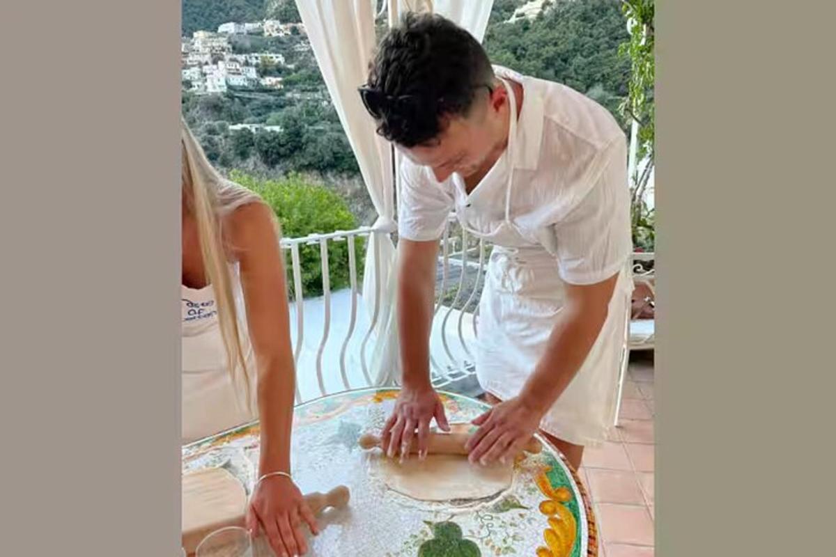 una dona amb davantal preparant menjar a taula