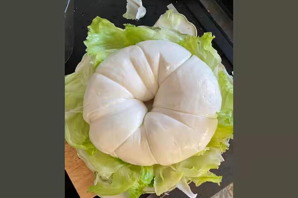en uppskuren vit kalkon i sallad på en skärbräda