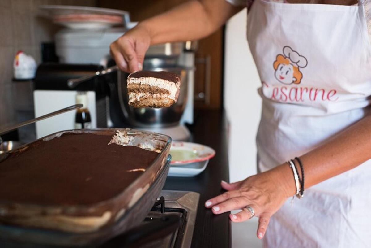 uma mulher está preparando um bolo de chocolate na cozinha