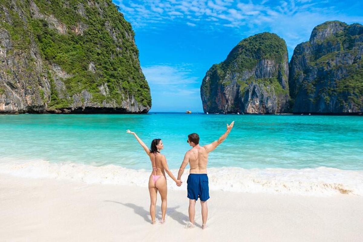 Una pareja parada en una playa en el océano