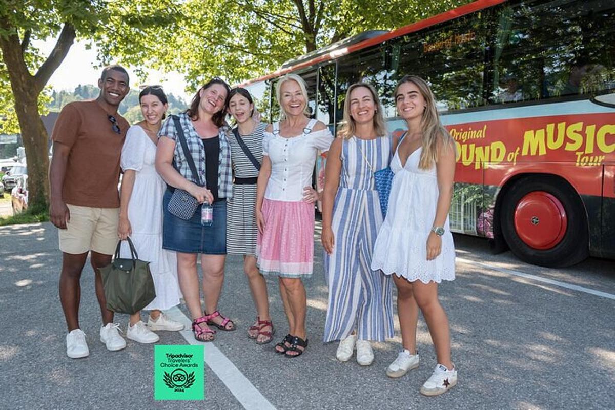 hópur fólks sem stendur fyrir framan strætó