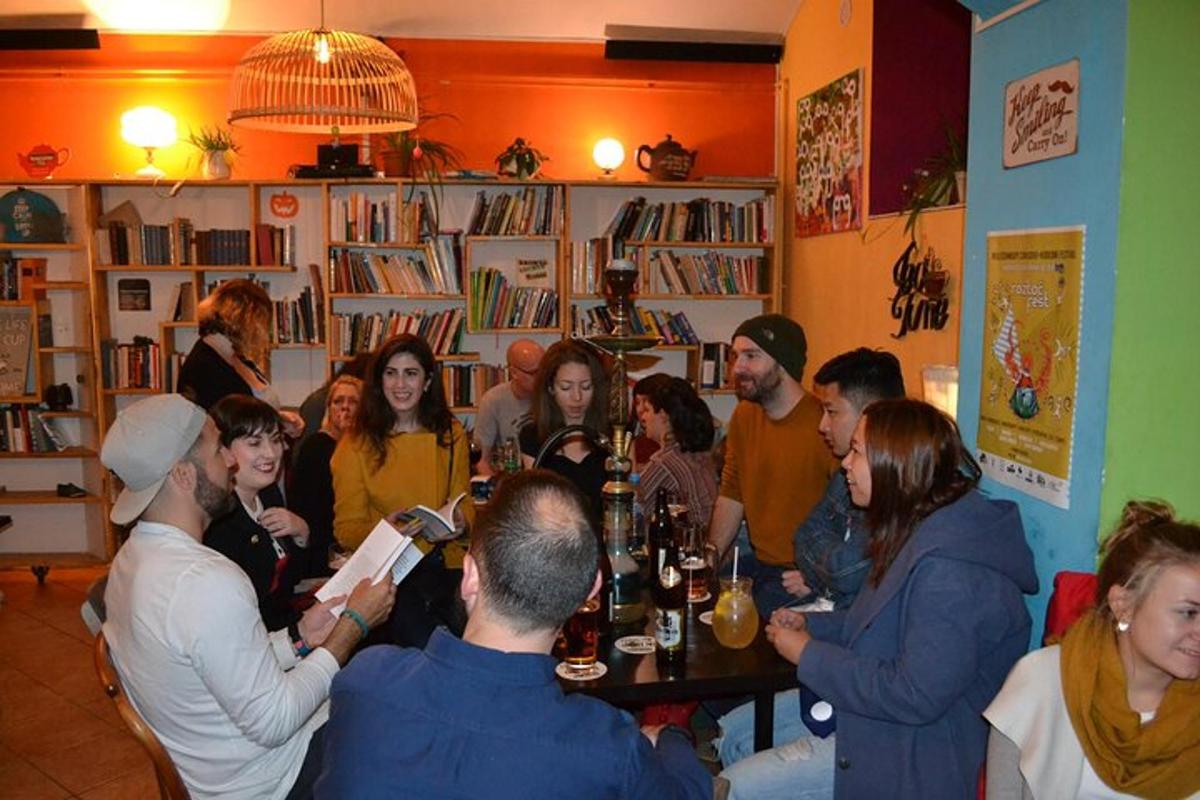 grupp inimesi, kes istuvad toas laua taga