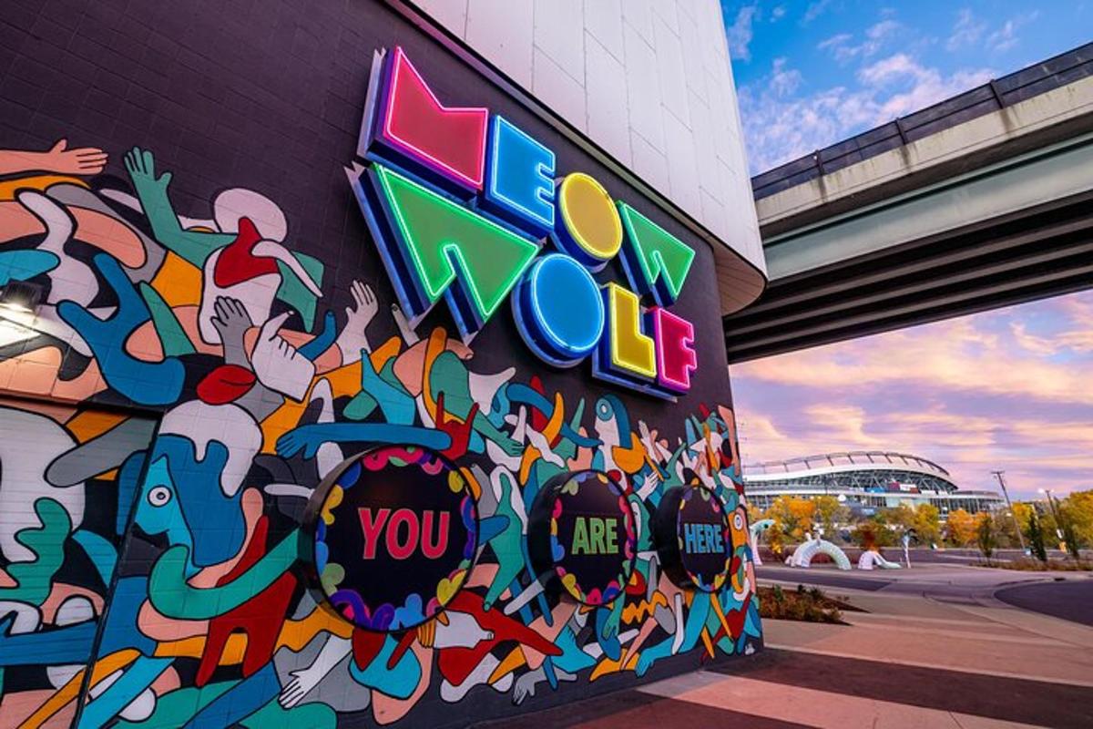 un mural al lateral d'un edifici amb un rètol "wow"