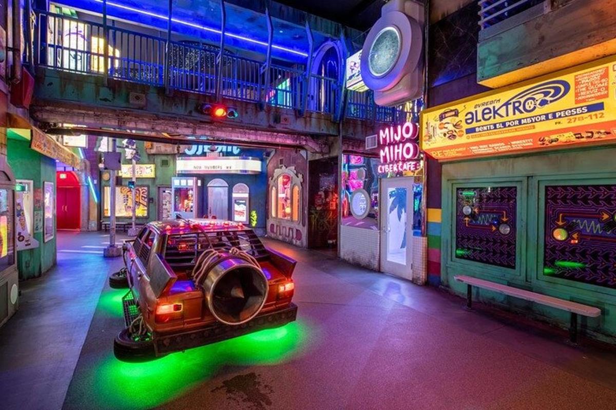 sebuah mobil yang diparkir di lantai gedung dengan lampu neon