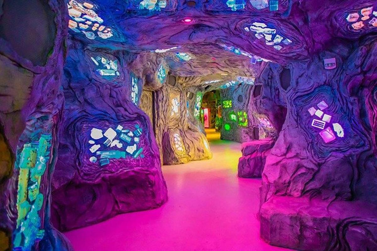 una habitació il·luminada en una cova