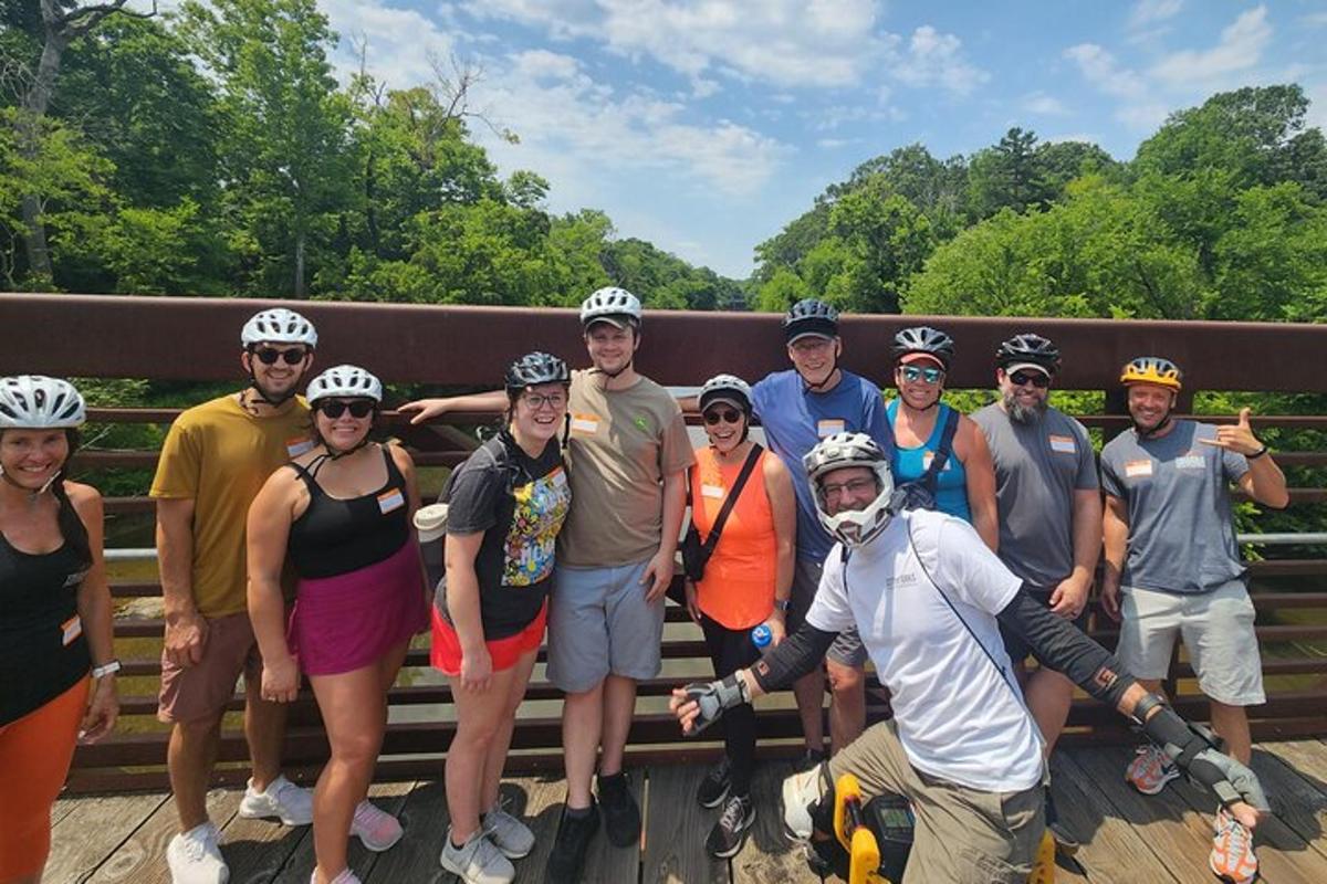 Un grupo de personas posando para una foto en un puente.