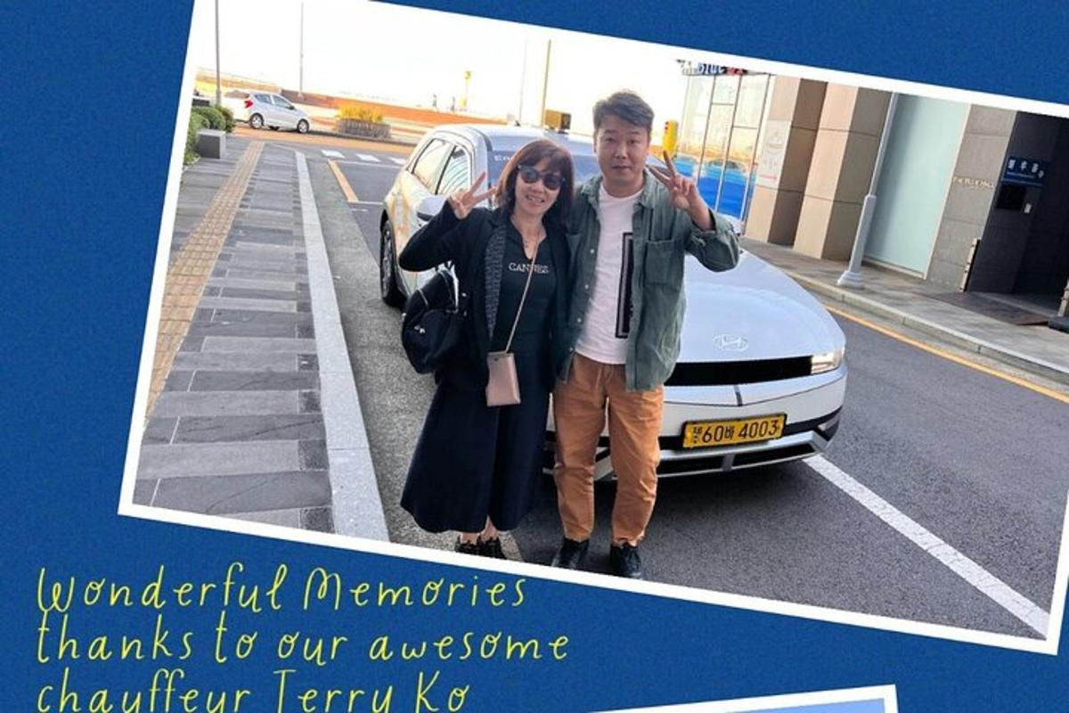 一名男子和一名女子站在一辆汽车旁边