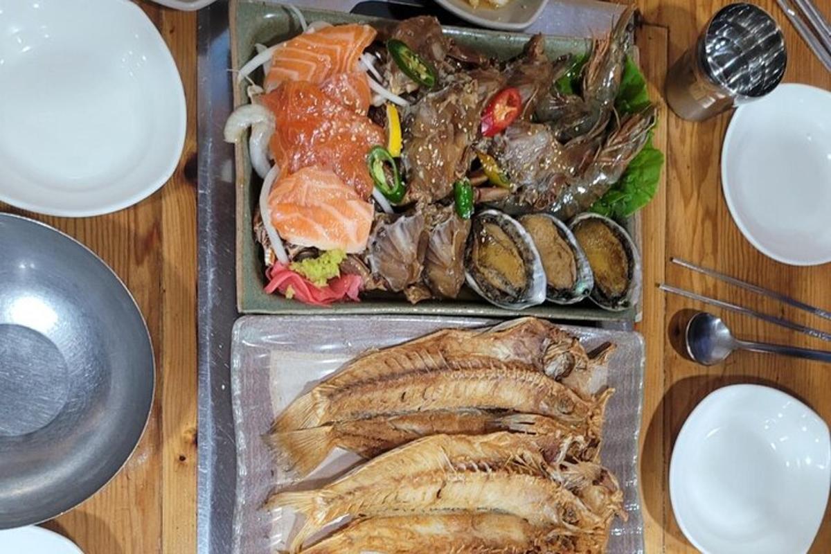 桌子上放着两盘鱼和其他食物