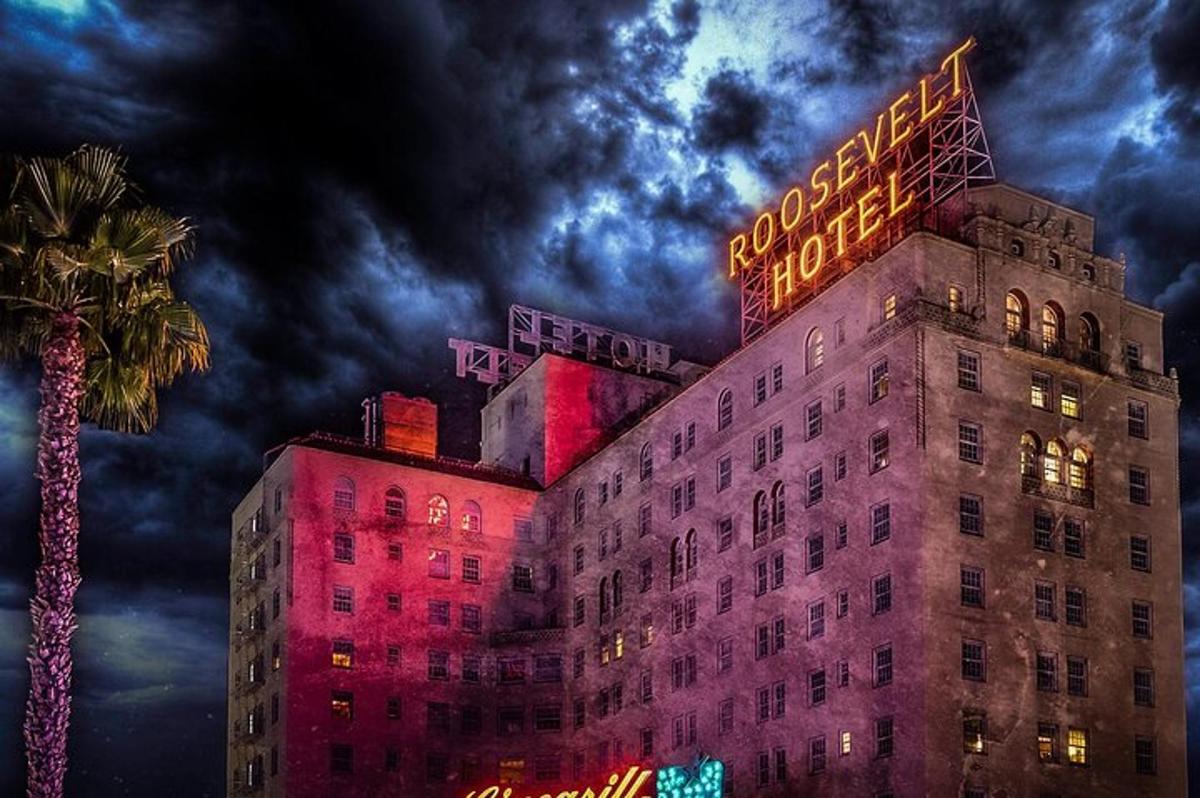 o clădire cu reclame neon deasupra ei