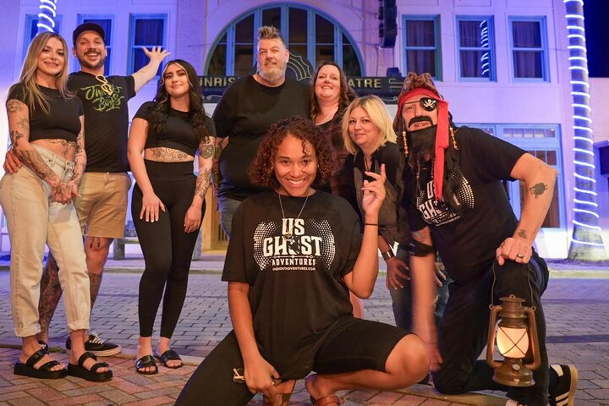 um grupo de pessoas fantasiadas posando para uma foto