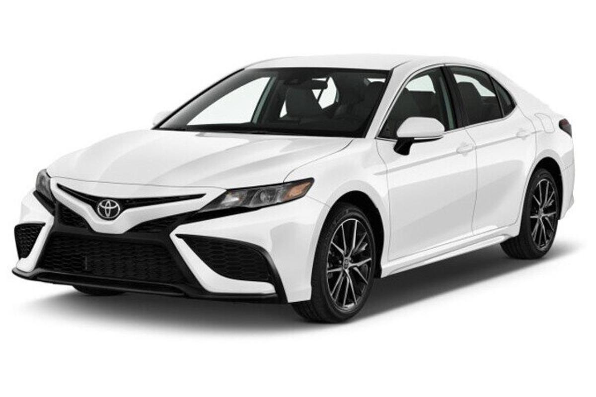 ένα λευκό υβριδικό Toyota Corolla Altis