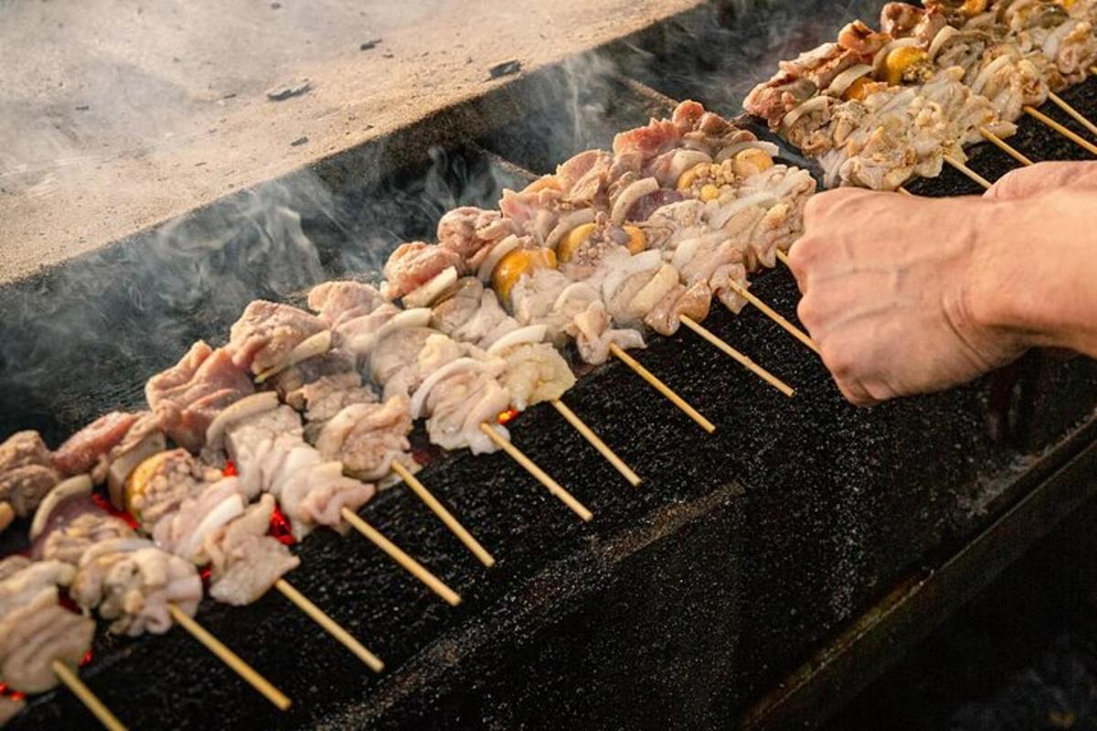 banda kuřat grilujících se na grilu