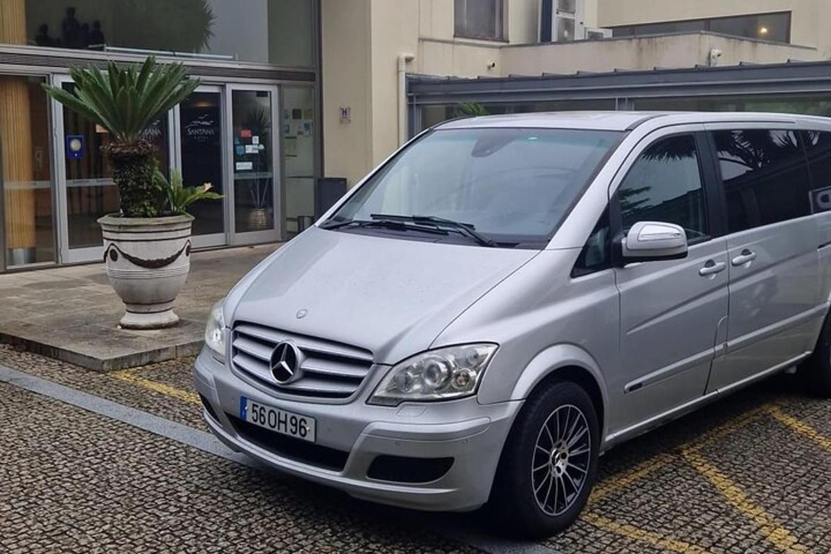 stříbrné auto zaparkované na parkovišti