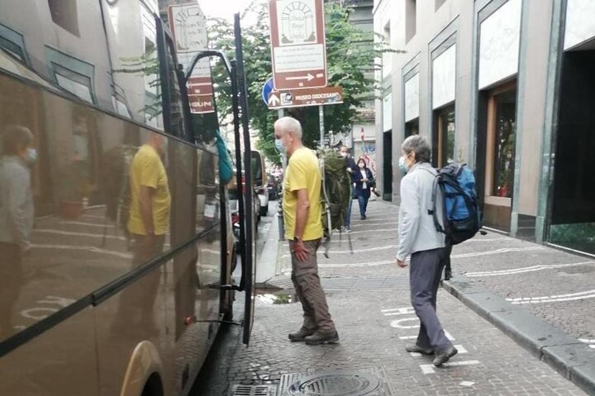 Maður og kona standa við hliðina á strætó