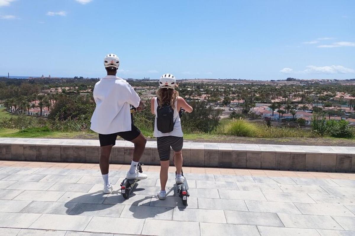 um homem e uma mulher andando de patins